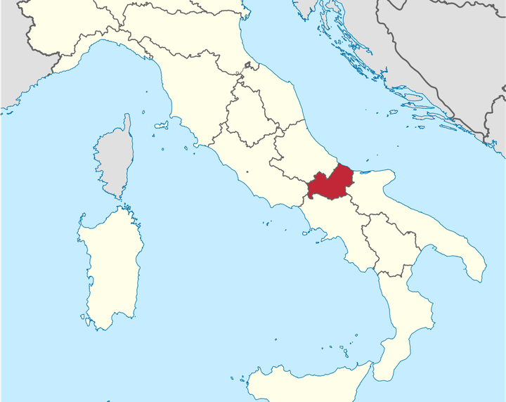 Map of Italy with the Molise region highlighted in red, on the Adriatic side between Abruzzo and Apulia
